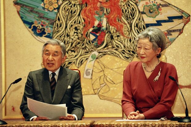 平成21年、ご結婚50年に際する会見を行う上皇ご夫妻。