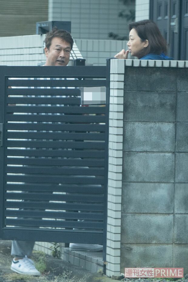 子どもを車で送迎した後に自宅前で本誌直撃に答える太川と、家から出てきた藤吉