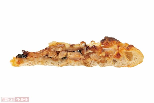 ドミノピザのハンドトスは生地が厚め（撮影／齋藤周造）