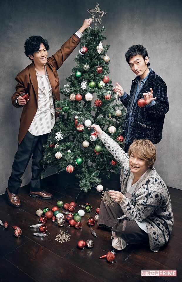 3人でクリスマスの 飾りつけ！『新しい地図』の稲垣吾郎、草なぎ剛、香取慎吾　撮影／廣瀬靖士（'20年12月）