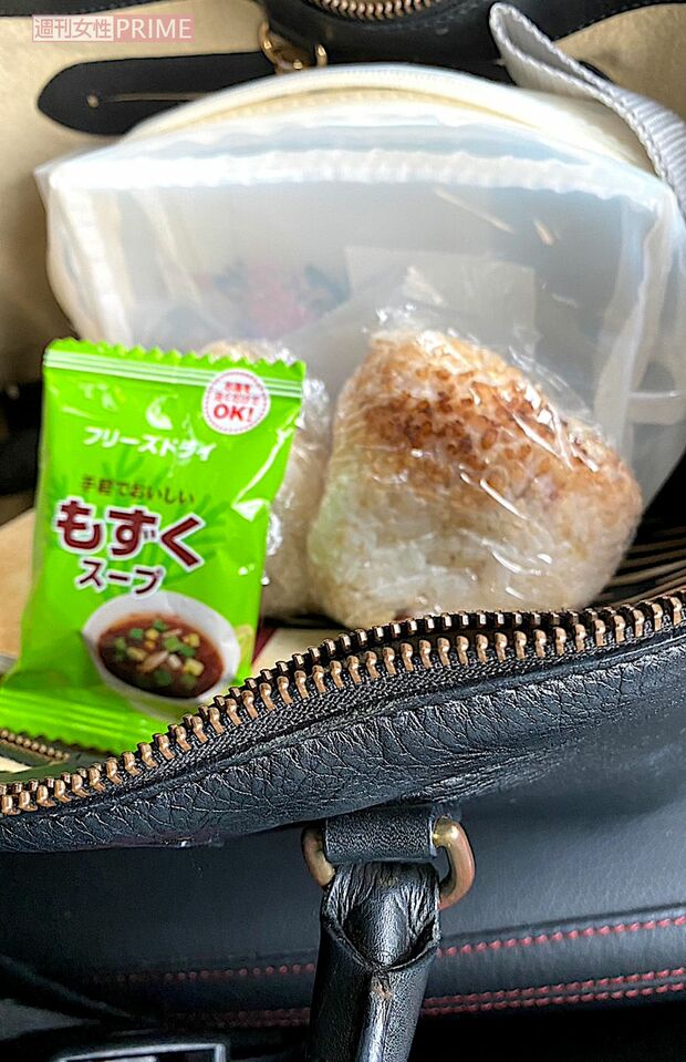外出の際は節約のためにおにぎり、水筒、即席スープなどを持参。この日は塩おにぎりともずくスープ　写真提供／青木さやか