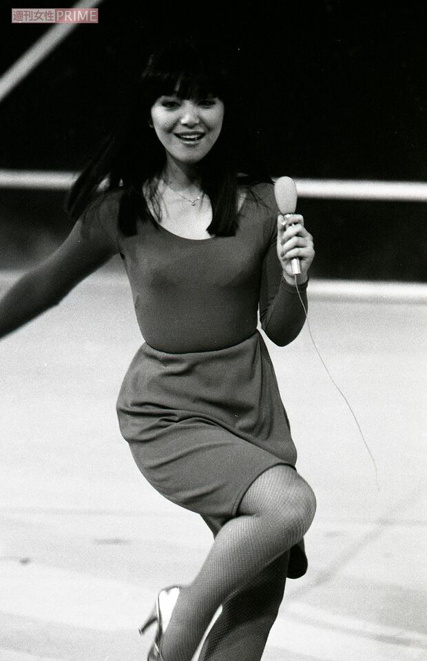 セクシーな衣装でマイクを握る岩崎宏美