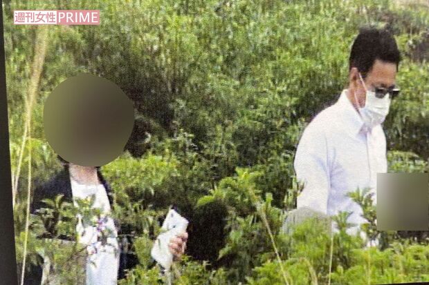 花畑で有名な地元の観光スポットでA子さんとデートする松本憲二議員その2