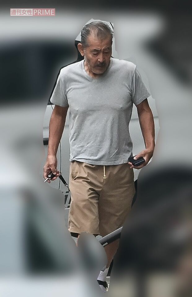 6月下旬、自宅前を歩く藤を目撃。遠目からでも体格のよさが際立つ、79歳とは思えない若々しさ