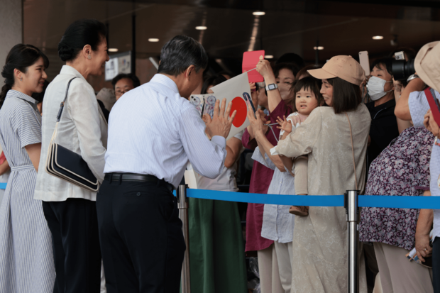 今年9月、天皇ご一家は那須塩原駅で、集まった人々に近寄り会話をされた