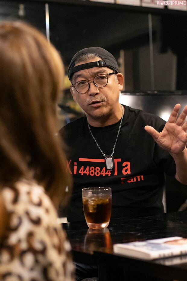 着ているTシャツはダディのオリジナルデザインのもの　撮影：齋藤周造