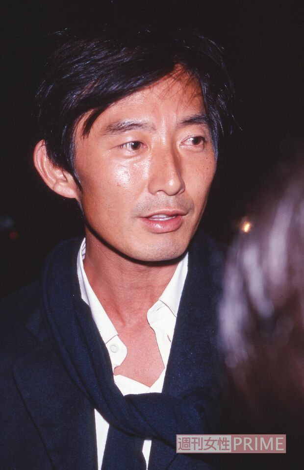 1996年10月、長谷川理恵との不倫報道を受けて取材に答える石田純一