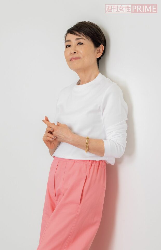 プチプラブランド「コス」のTシャツはつくりや形をしっかりチェックしてから購入。プチプラを着るときは、ちょっといい小物を加えるようにしているそう（今回は「ティファニー」のブレスレット）。華やかなピンクのパンツも、ボトムになら取り入れやすい（撮影／伊藤和幸）