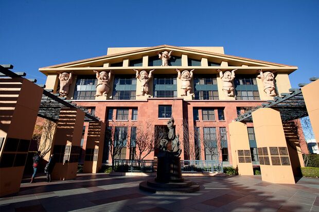 ディズニー・アニメーション・スタジオ（ロサンゼルス）に潜入！　スタジオの建物は、白雪姫に登場する7人のこびとが、柱となって支えている　(c)2018 Disney. All Rights Reserved.