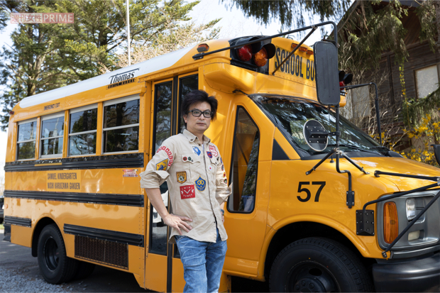 アメリカから輸入したスクールバス。奥田さんが事務室車として使用している