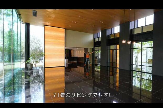 ヒカキンが住む20億円の新居のリビング(本人のYouTubeチャンネルより)