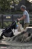 '19年4月の午後、ベビーカーを押して散歩をするチュートリアル福田充徳