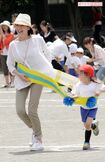 娘が通う幼稚園の運動会で子どもとかけっこする宮沢。綱引きにも参加した（'13年5月）