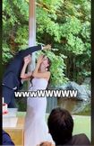 ファーストバイトで新郎から“顔面ケーキ”された新婦(TikTokより)