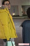 タクシーで帰路につく相手役の鈴木浩介。石原にアドバイスもくれるよき先輩