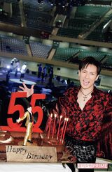 2010年、日本武道館ライブで55歳の誕生日　撮影／週刊女性写真班