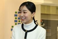佳子さま「シースルーバング×紐アレンジ」のトレンドヘアで展覧会に登場、 2万円台ジャケットを品よく着こ…