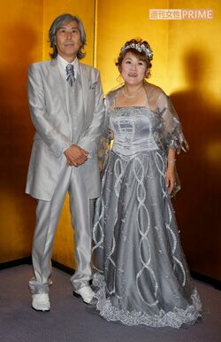 2010年の「山田邦子50歳、芸能生活30年、結婚10年」パーティーで、夫の後藤史郎さんと記念撮影