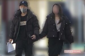 Aさんのマンションから一緒に出てきた2人。井上拓真は周りを見る仕草も