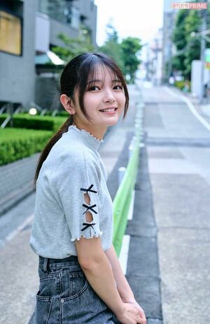 撮影中、ファンに声をかけられ「ありがとう」とほほ笑んだ福留光帆だったが、後になって「サインや握手すればよかった」と後悔していた　撮影/山田智絵