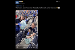 笑顔で掃除をする日本人サポーターたち(FIFA公式Xより)