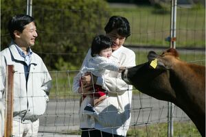 生後10ヶ月の愛子さまは、大きな牛にも物怖じせず、お鼻をタッチ