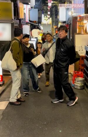 2024年11月、舞台の公演終わりに俳優仲間たちと、東京・三軒茶屋で酒を飲んでいた佐藤二郎(右端)