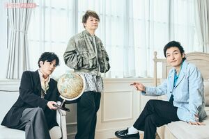 写真左から稲垣吾郎、香取慎吾、草なぎ剛　撮影／廣瀬靖士　ヘアメイク／金田順子（稲垣）、荒川英亮（草なぎ）、石崎達也（香取）　スタイリスト／黒澤彰乃　衣装協力／ネフォロジスト、レアセル（［株］タートル）
