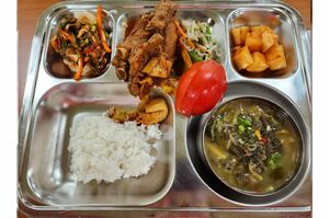 ちなみに韓国の小学校給食はほぼ無償。おかずが皿からあふれるほど多く、彩り豊か