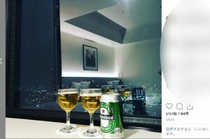 ホテルの窓際に置かれているのは“ふたりぶん”のグラスで……（宮崎容疑者のインスタより）