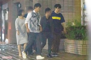 カラオケ店から出てきた(左から順に)沢村一樹、伊藤淳史、横山裕