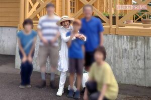 2024年8月に撮られた、マークン山荘前での和泉雅子さんとの記念写真（士別市立博物館元館長の水田一彦さん提供）
