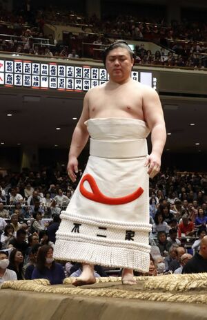 Amazonのロゴ的な雰囲気もあるがペコちゃんの舌だ!(日本相撲協会公式Xより)