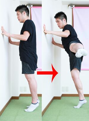 ヒップアップ【1】つま先重心で壁に両手をついて立つ。【2】90度まで脚を横に上げ、細かく上下に動かす。お尻の上部（中臀筋）を鍛えるのでヒップアップになる。