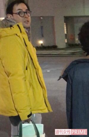 タクシーで帰路につく相手役の鈴木浩介。石原にアドバイスもくれるよき先輩