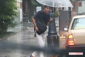 ひとりタクシーを降りて帰路につく。その表情は少し晴れない様子