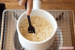 鍋で温める（撮影／鈴木泰介　スタイリング／久保田朋子）