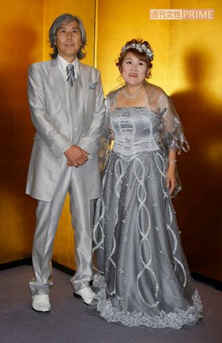 2010年の「山田邦子50歳、芸能生活30年、結婚10年」パーティーで、夫の後藤史郎さんと記念撮影