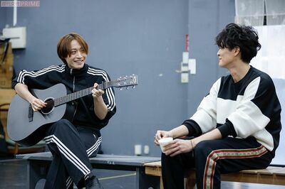 劇中では、前山がギター演奏と歌声も披露 撮影/廣瀬靖士