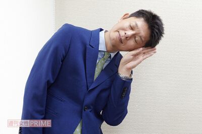 左手のタテ線ができるように折って、枕代わりに頭をのせて眠る。親指を上にのせて