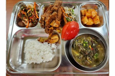 ちなみに韓国の小学校給食はほぼ無償。おかずが皿からあふれるほど多く、彩り豊か