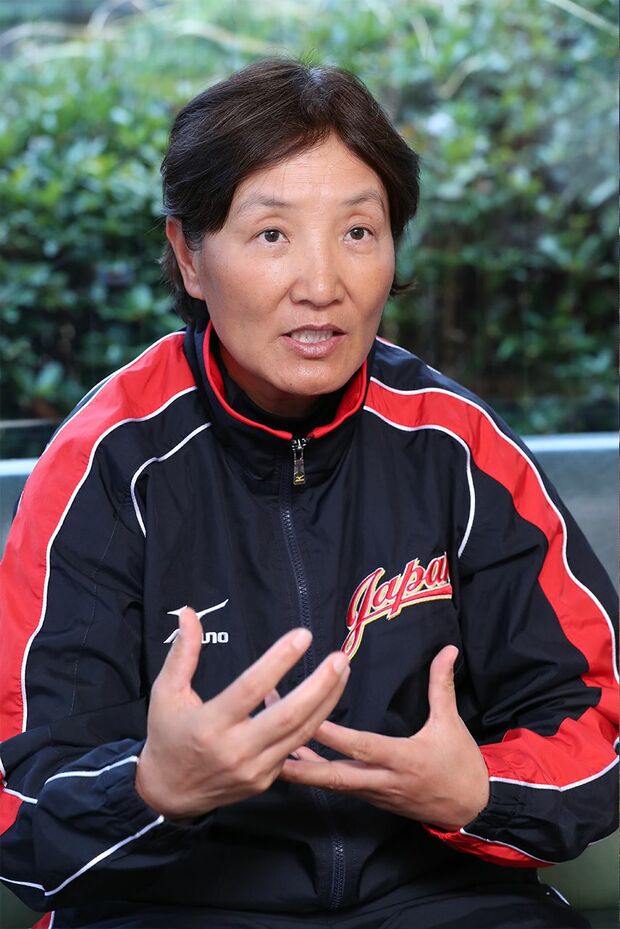 50年余りの激動の人生を熱っぽく語る麗華監督。静かな語り口の中にもソフトボールへの強い情熱がうかがえた　撮影／吉岡竜紀