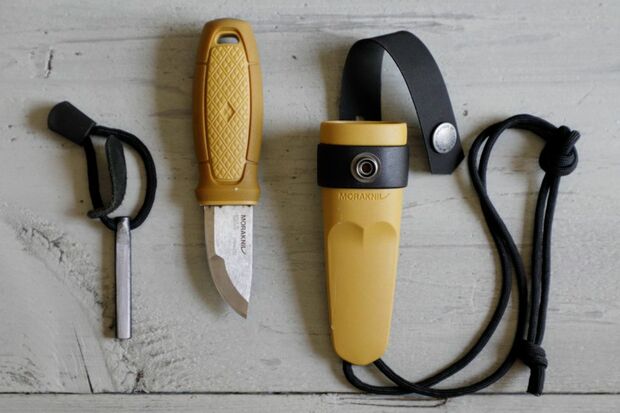 フェロセリウムという合金でできたメタルマッチがセットになった「モーラナイフ」　撮影／飯貝拓司