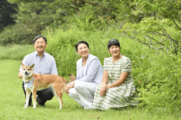 '19年8月の那須ご静養。蒸し暑い夏に、涼しげなカラーリンクコーデで快適そうな由莉の笑顔も、愛子さま17歳、由莉10歳（撮影／JMPA）