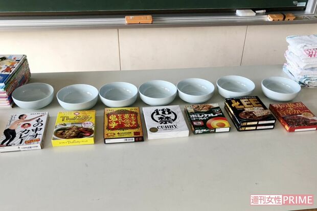 家庭科室の教壇の上には激辛カレーが並べられていた