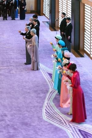 天皇誕生日の『茶会の儀』でのご乾杯。紀子さまと眞子さまはオレンジジュース