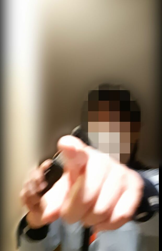 スマホを指さして、コンシェルジュにBさんの動画撮影をやめさせろと言うA氏