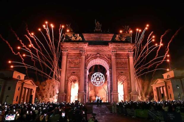 ミラノ・コルティナ五輪の開会式「平和の門」でともされた聖火（代表撮影）