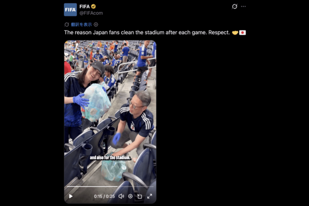 笑顔で掃除をする日本人サポーターたち（FIFA公式Xより）