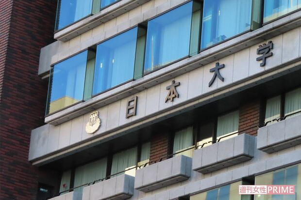 東京・千代田区にある日本大学会館（本部）。出入りする教職員の表情は硬かった